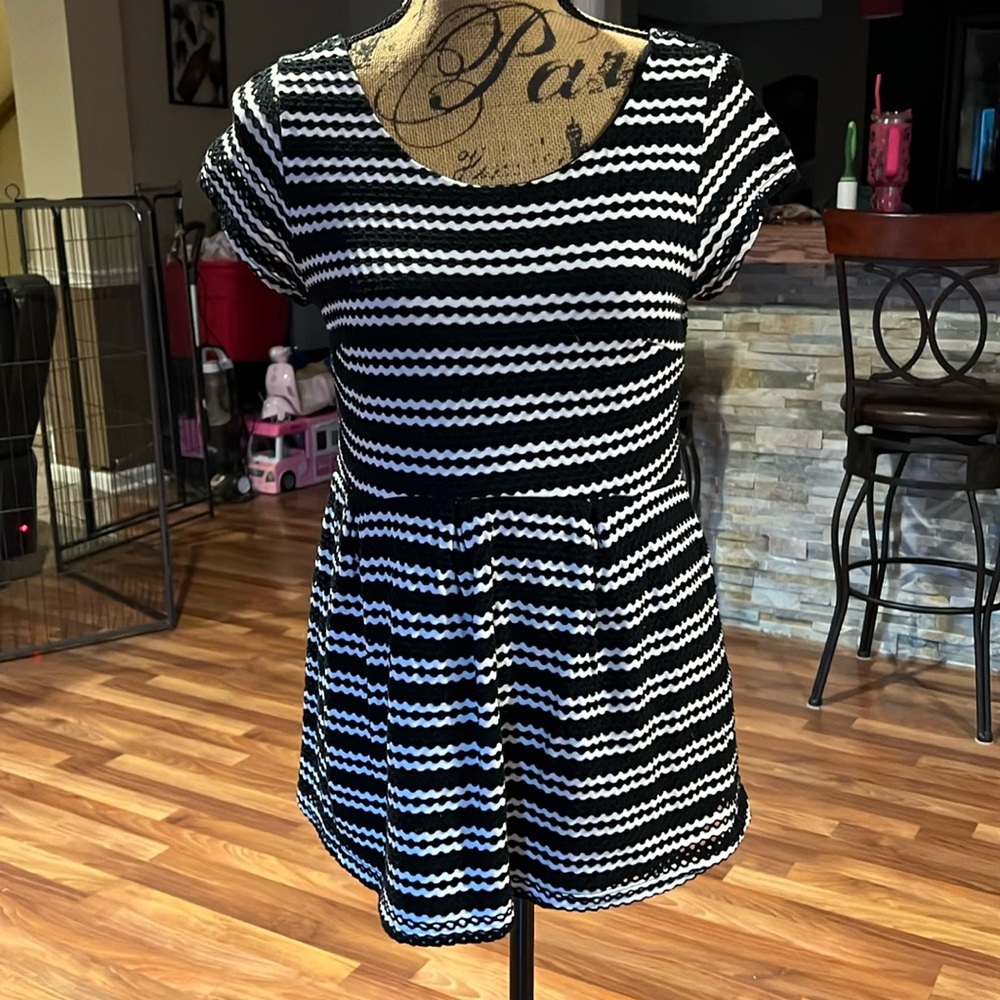 Size L black and white wavy striped top with see through sleeves